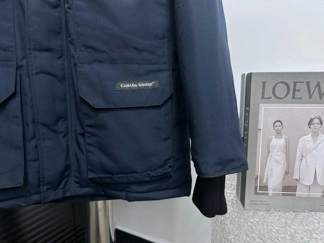 P780 top purchasing version, navy blue (wolf hair is optional) 🇨🇦CANADA GOOES 24 new models 08/couple style Factory direct supply: supplying global purchasing, micro-business, entity, Tmall, high-end stalls and studio cooperation, free shipping! Canada Goose Expedition Parka 2008 is the same style for men and women. It is mid-length and the most timeless classic. All Arctic and Antarctic scientific expedition teams choose Canada Goose as their cold-proof equipment. It is the Rolls-Royce of down jackets. ➖ Industry-leading anti-counterfeiting chip sensing. ➖ Imported Behringer embroidery machines and customized embroidery labels, the highest level and industry leading. ➖ Imported Korean 21-count polyester-cotton blended original fabric, TC85 waterproof coated fabric, water-repellent, windproof and wear-resistant. ➖ The new national standard 80 white duck down is filled with an average of 520 grams of down. The amount of down filled is industry-leading. ➖ 100% nylon lining with double double-layer sealing design to prevent velvet running, and seamless thread design on the cuffs! ➖ Western Canadian Green Wolf Collar. ➖ Yoshida YKK provides original factory-customized electroplated sliders. YKK two-way lockable zippers are tight and smooth and do not peel off paint. ➖ 3M composite Velcro is durable and the accessories and hardware are all custom-made. Note: Our copywriting is only simple and clear. Instead of bragging about the copywriting, it is better to compare and understand with samples. Only for the purest goose, the most dedicated, the most professional, the highest quality, the highest cost performance!  Size:XS-XXL